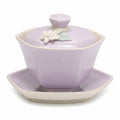 Lavendelfarbene Porzellan-Teetasse mit Untertasse und Blumendekor