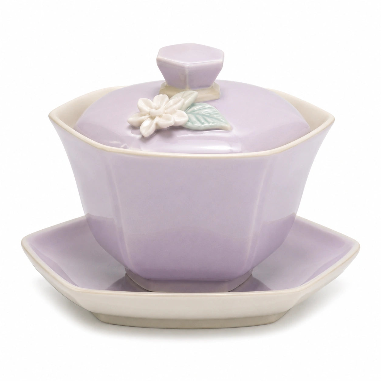 Lavendelfarbene Porzellan-Teetasse mit Untertasse und Blumendekor