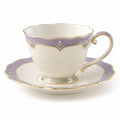 Elegante lila Porzellantasse mit Goldrand und Untertasse