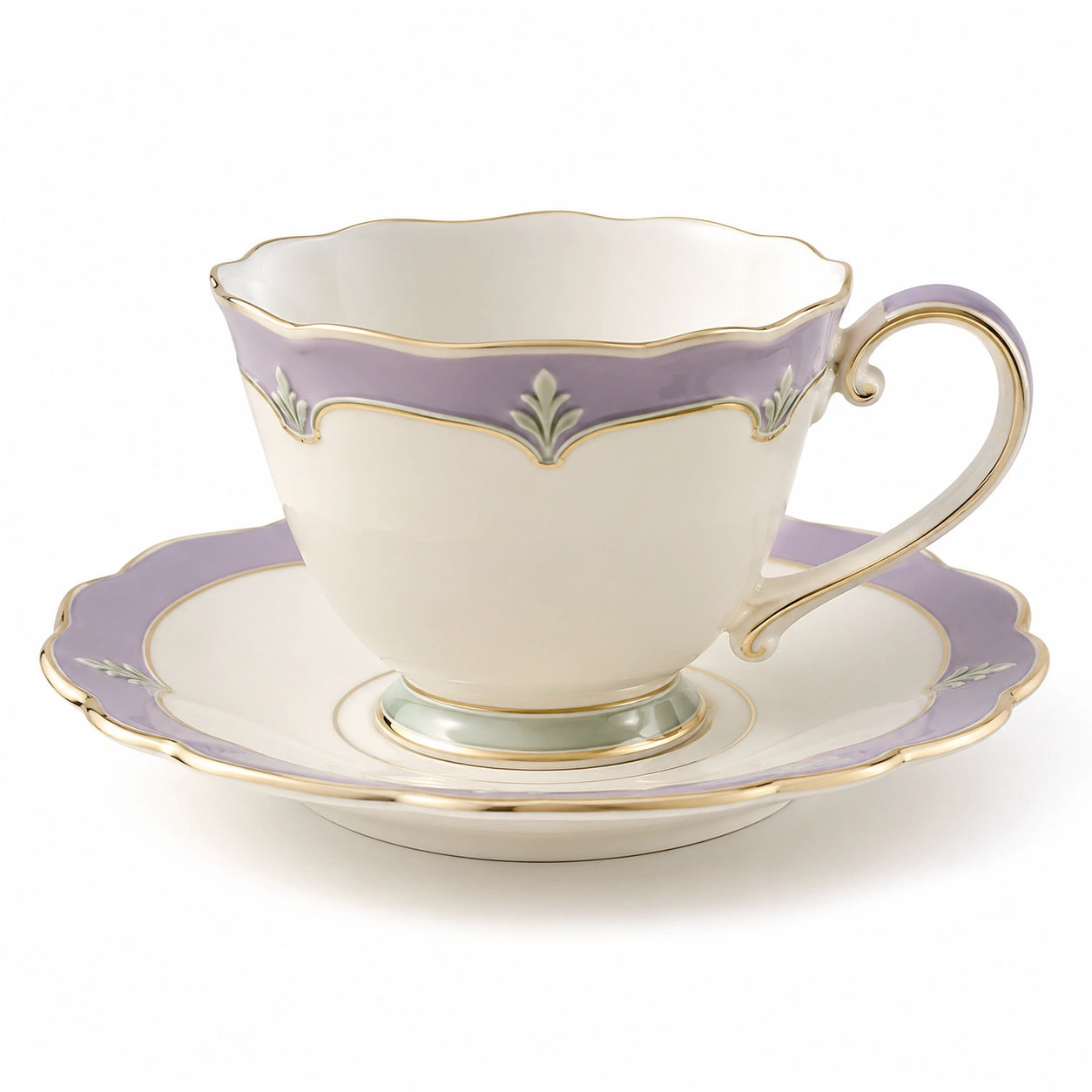 Elegante lila Porzellantasse mit Goldrand und Untertasse