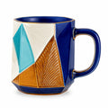 Geometrischer Keramikbecher in Blau, Weiß, Braun und Türkis